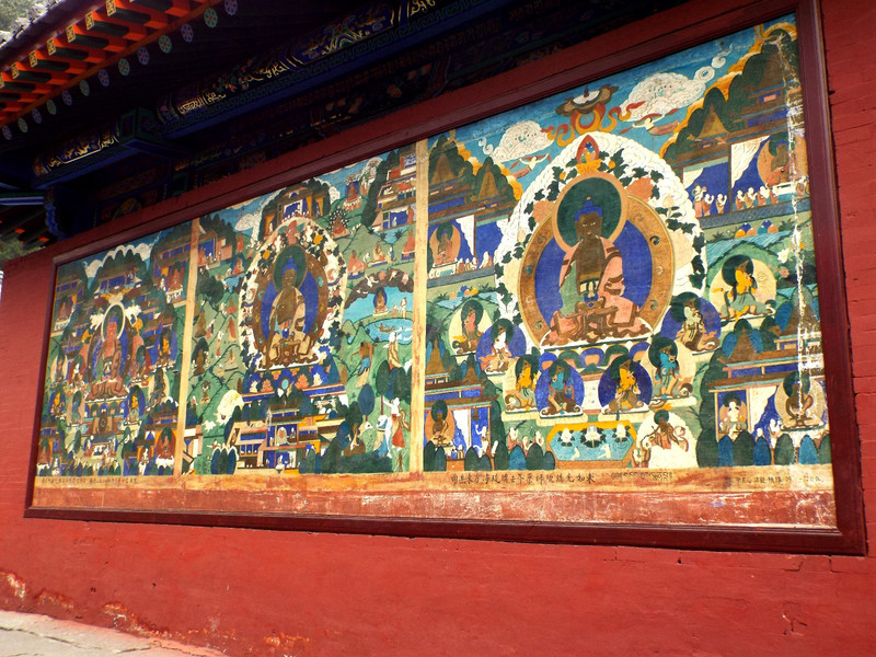 大雄宝殿两山外墙及后外墙绘有八幅藏族"唐卡"风格的大幅壁画.