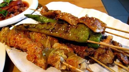 晚餐bbq烧烤,品尝自己亲手烤制的肉串
