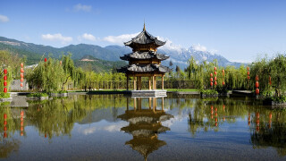 丽江旅游攻略8月_丽江购物土特产推荐_丽江民族绣花鞋