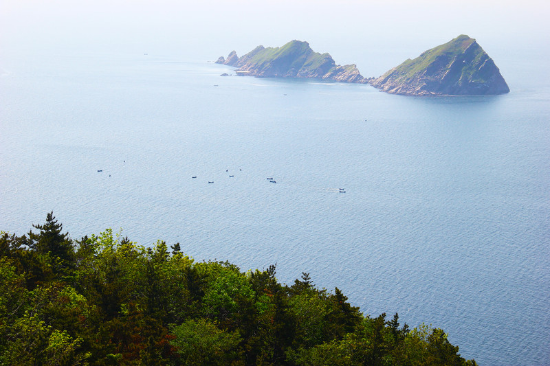 长山群岛最高山峰,山顶平整,站在哭娘顶观景台可俯视海洋岛全景美貌