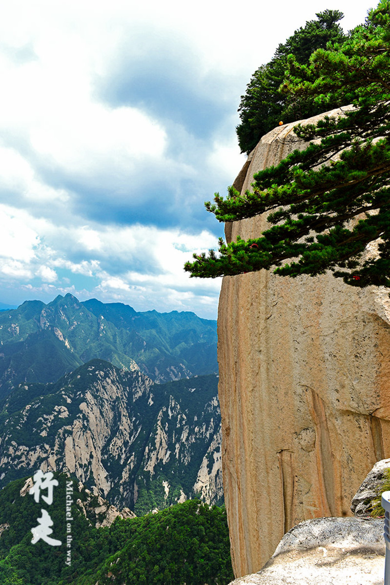 "峰北临白云峰,东近量掌山,上通东西南三峰