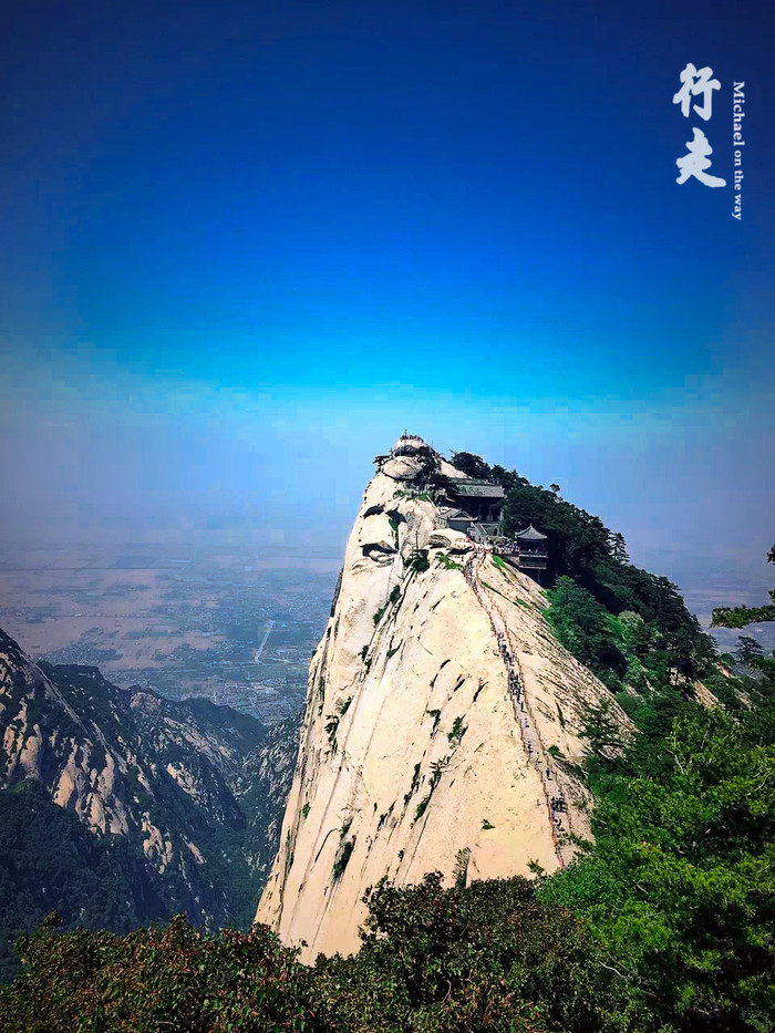 "峰北临白云峰,东近量掌山,上通东西南三峰,下接沟峡危道,峰头是由几