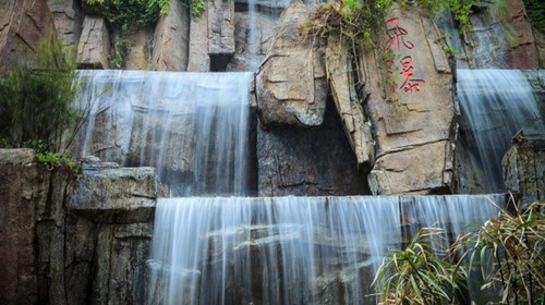 花果山温泉区:汤池隐于半山洞景中,将花果山美猴王水帘洞的特色主题