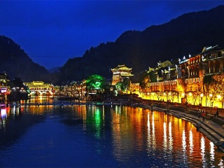 張家界游特價(jià)團(tuán)_張家界2人旅游需要多少錢(qián)_8月張家界旅游