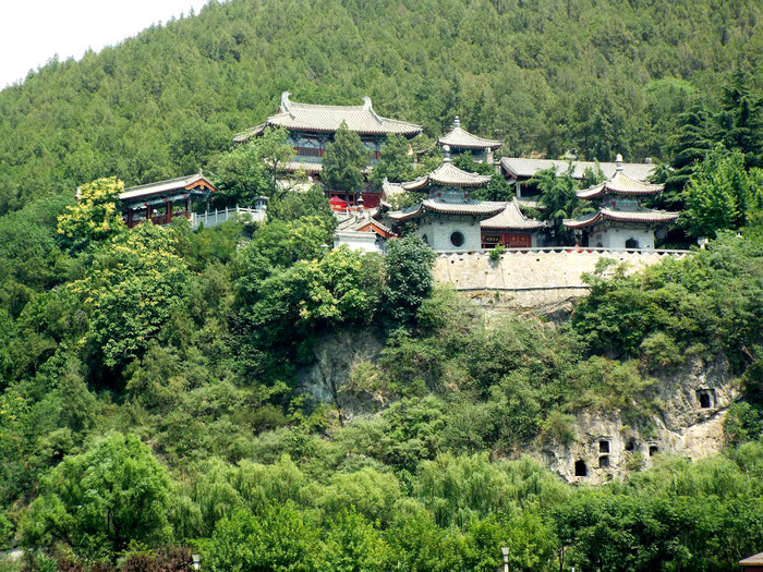 从万佛洞望向伊河对岸"香山寺"掩映在绿树丛中.