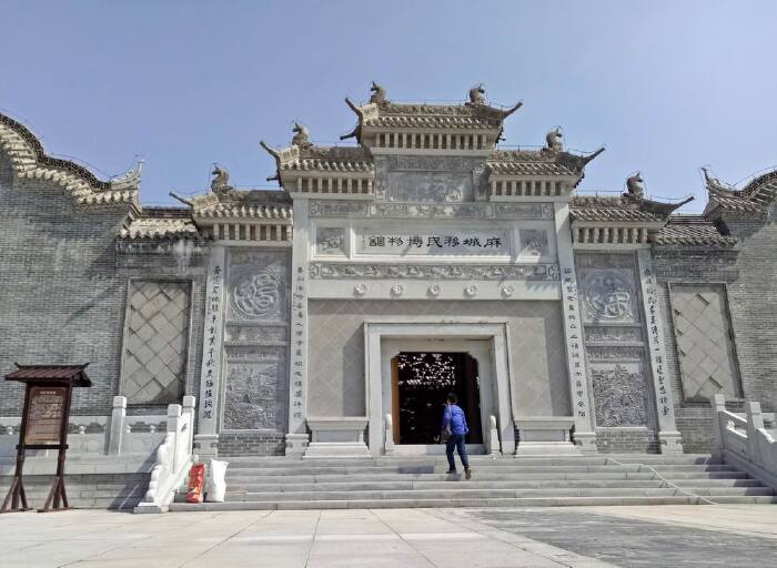 孝感乡都景区内麻城移民博物馆是一座庭院式的两层建筑,建筑面积3000