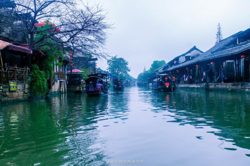 绿波荡漾 小船悠行 河水静静地淌过小镇