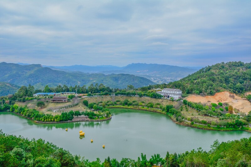 8公里左侧进入麓湖山景区地址:梅州城西梅县区南口镇麓湖山1.