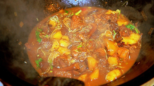 12:00 :30 尝尝东北地道的铁锅炖菜,一顿饭,一家人,一锅菜,大锅