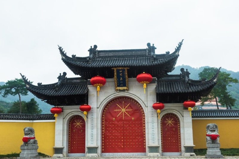 雪窦寺,全称雪窦资圣禅寺,坐落于"秀甲四明"的雪窦山