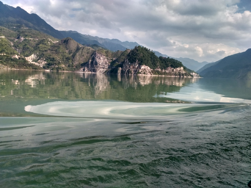 千峡湖与其他水库蓄水形成的景观具有较大的差异,千峡湖周边山峦受