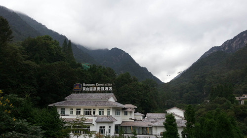 在黄山风景区温泉景区小补桥南岸,名泉桥桥头高坝上,与桃源宾馆相邻