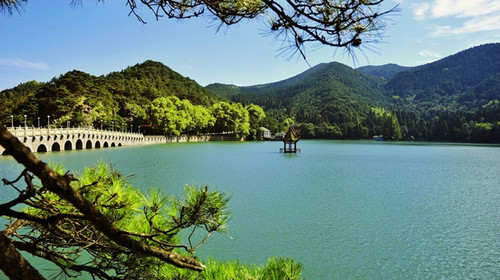 芦林湖:芦林湖位于江西省九江市庐山区海拔1040米的东谷芦林盆地,故又
