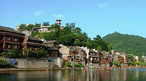 张家界 天子山 宝峰湖 大峡谷 凤凰双飞5日游 抢先远观玻璃桥 宿特色客栈
