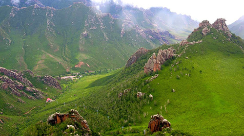 呼和浩特早乘空调旅游车前往希拉穆仁大草原,跨越阴山山脉之大青山