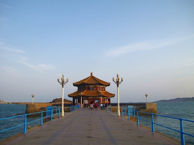 游玩时长:约40分钟 栈桥位于青岛市区中山路南端海边,长440米,宽10米