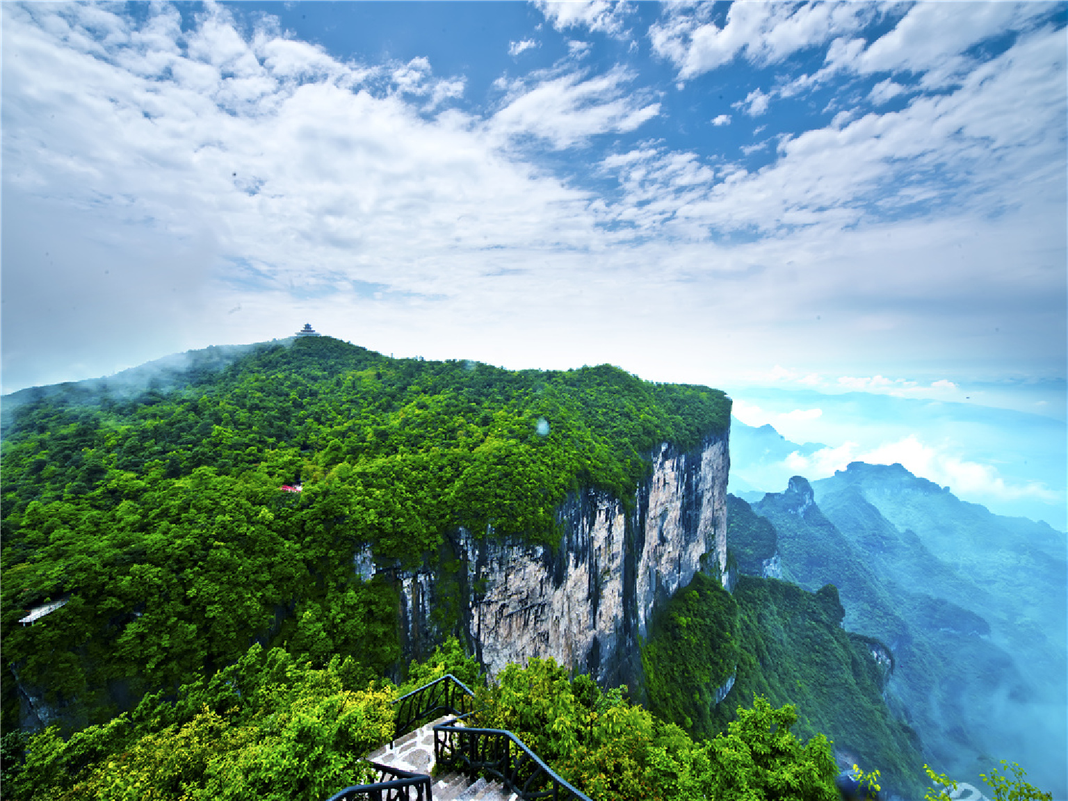 张家界黄龙洞-玻璃桥-天门山-凤凰九景5日游商务酒店 含百龙天梯