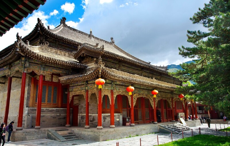 木制的显通大雄宝殿,是五台山较大的大雄宝殿,重建于清光绪二十五年
