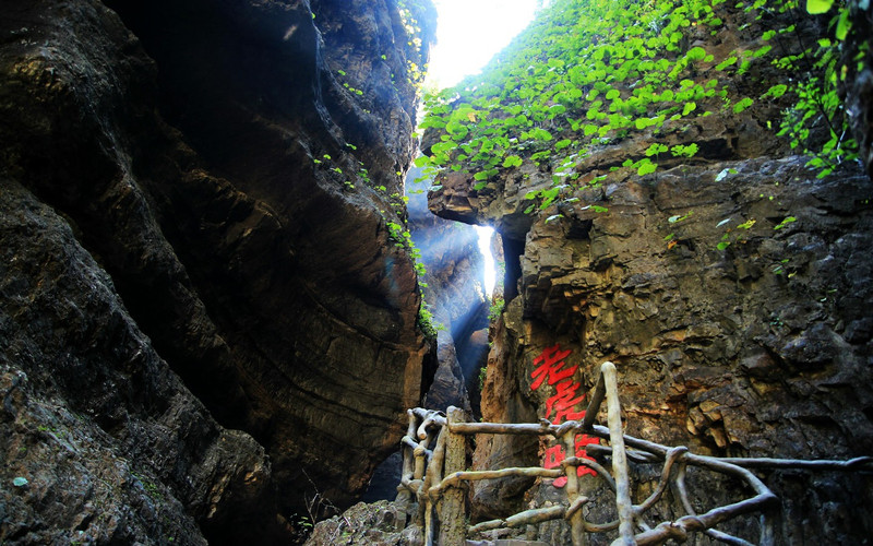 野三坡百里峡:清凉舒适谷中游 野水蓝天绿油油