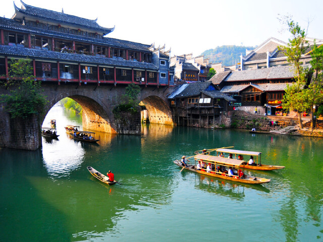 <漓江-阳朔-古东森林-橘子洲-张家界-天门山-凤凰双飞9日游