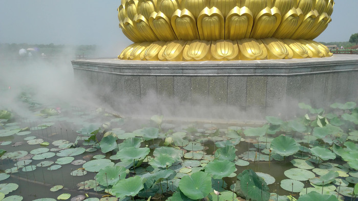 观音塑像底座的莲花池,喷出的水汽仿若仙境.