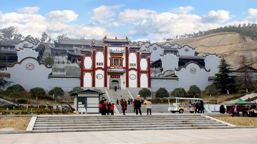 下午抵达茅坪港口,乘车前往屈原故里文化旅游区(含景点,游览时间不