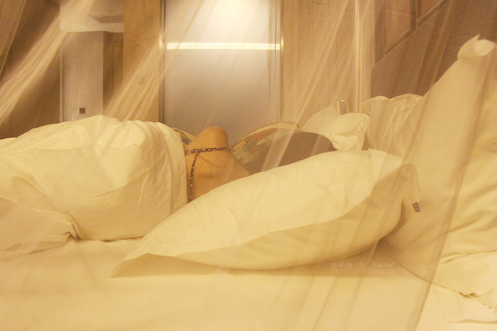回到酒店后,洗漱完毕 ,我们躺在柔软的大床上,开启聊天模式.
