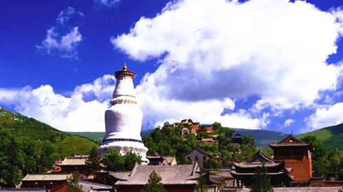 风动铃起,法悠然:塔院有五台山的标志性建筑大白塔,通体洁白