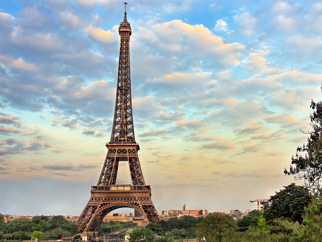 埃菲尔铁塔占地一公顷,耸立在巴黎市区赛纳河畔的战神广场上.