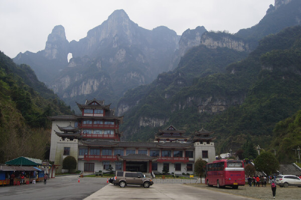 张家界属于什么气候_清明节去张家界带什么_