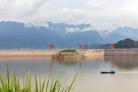 <宜昌-神农架-长江三峡-三峡大坝-重庆7日游>美国5星级游轮阳台江景房，中西自助餐，神农架全景深度，去程动车