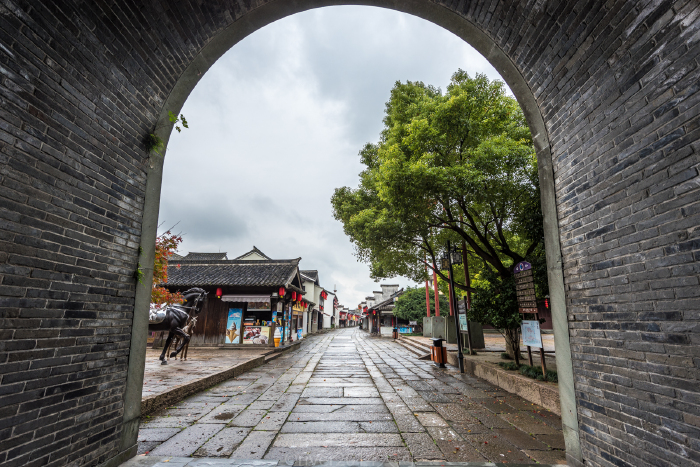 登上盐官古城的城楼,一条长长的石板街蜿蜒向前,路边是参差不齐粉墙