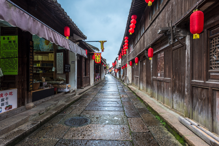 宣德门是盐官古城的五大城门之一,位于古城东边,沿着这条石板路一直往