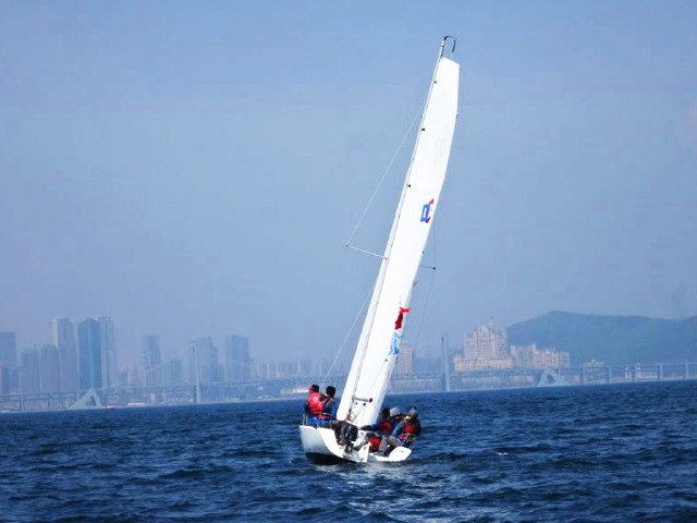 游玩时长:约30分钟 参加景点【小平岛帆船出海喂海鸥】 我们一同乘