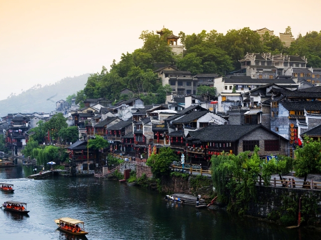 早餐后游【凤凰古城】凤凰古城(凤凰古城内9景沱江泛舟等小景点不含