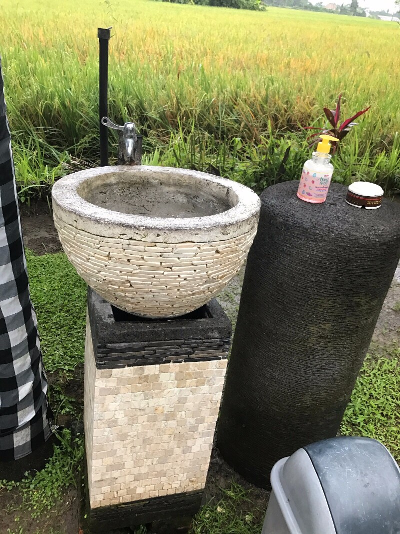 厕所外的洗手池.还配有洗手液和烟灰缸.