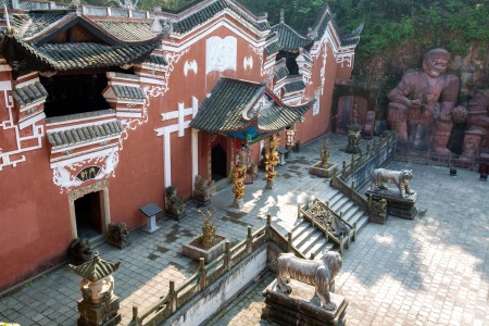<恩施大峡谷+清江蝴蝶崖+黄鹤桥峰林+土司城+女儿城5日游>当地参团 纯玩0购物，专车专导，升级1晚清江小西湖，4早6正餐品摔碗酒