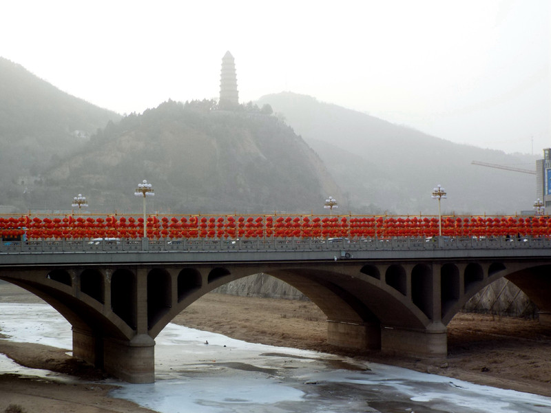 延安城里的第一个景点,是站在延河边上,以延河大桥为中景,远观宝塔山.