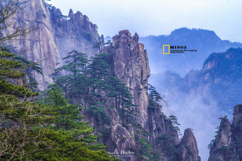 笔架峰旁边较高的山峰山尖似个人头.