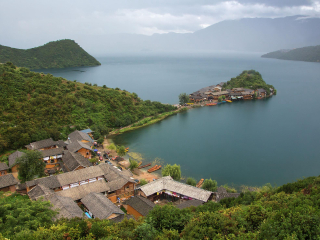 云南瀘沽湖旅行團自由行_2021年云南瀘沽湖旅游團報價_云南瀘沽湖高端品質(zhì)旅游團