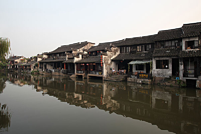 中秋节去嘉善旅游必备物品 去嘉善旅游一定要带好数码相机,因为那里的风景是比较美丽的,可以带上相机,把自己 得好看的风景都拍摄下来,留作纪念。如果打算去泡温泉的话,可以准备好一套干净的衣服,这样在泡完温泉之后就直接可以穿上干净的衣服,不需要再穿上脏的衣服了。中秋节去旅游,当然一定要做好防晒的准备工作,*可以带上太阳镜或者太阳帽,当然防晒霜和防晒也是必不可少的。 中秋节去嘉善旅游景点推荐 丁栅湿地是当地比较有名的景点,很多游客都会选择来这里旅游,因为这里的风景比较好,而且还可以坐上小船在湖面上飘荡,这里也是
