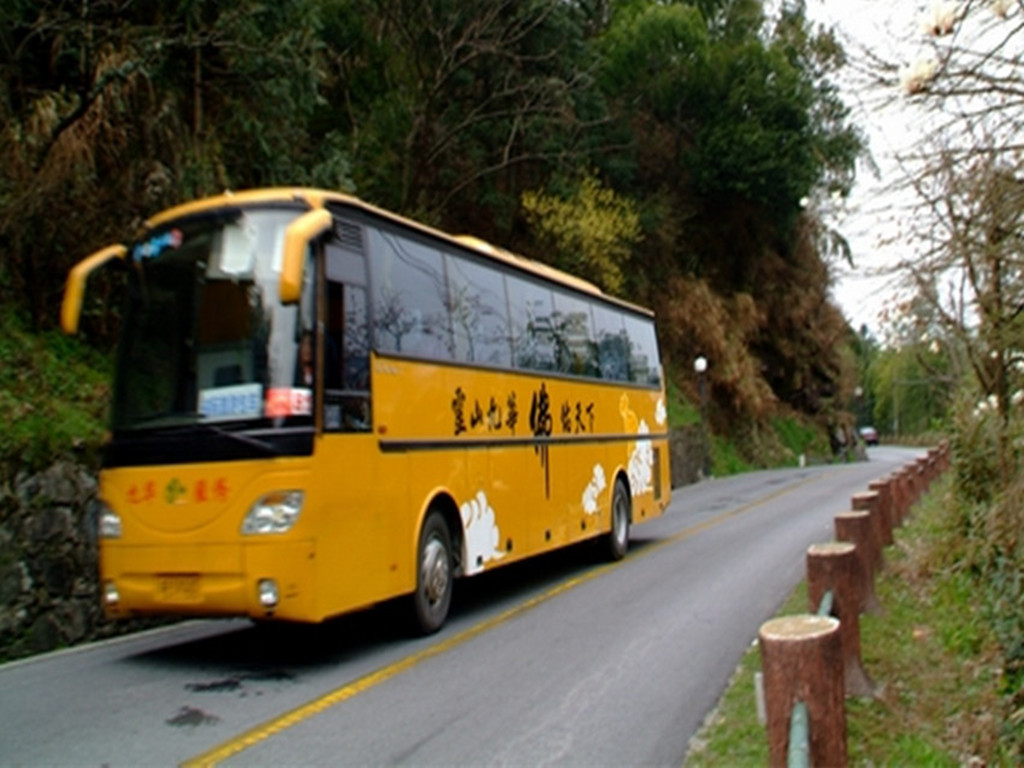 人民广场6:30准时发车(每天发班),保证一人一座,终点九华山旅游换乘