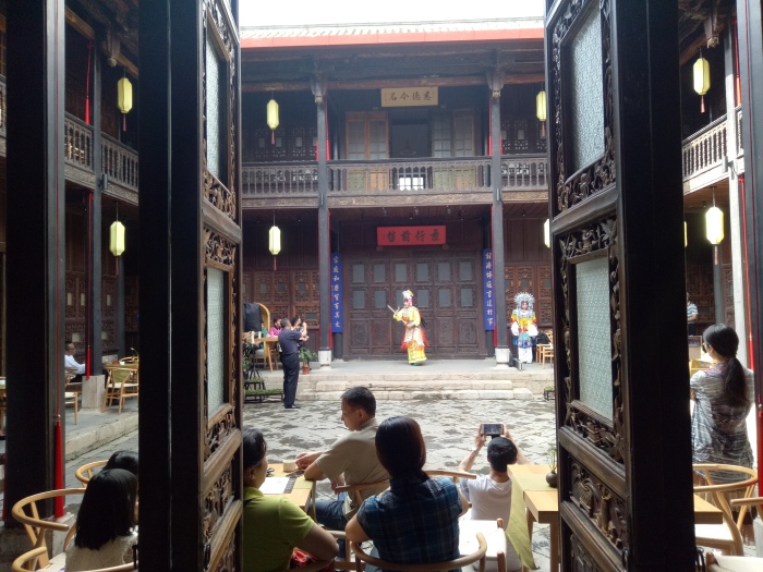>这个马家大院是昆明市的历史文化保护建筑,修缮的很完整.