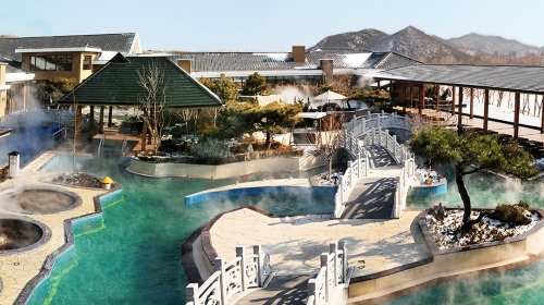 <大连铭湖温泉-铭湖滑雪场2日游>入住国际会馆、含往返车、成人含(滑雪门票、温泉门票、自助早餐)__出发_途牛