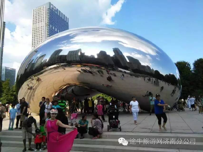 带有现代设计感的芝加哥千禧公园的云门不锈钢雕塑