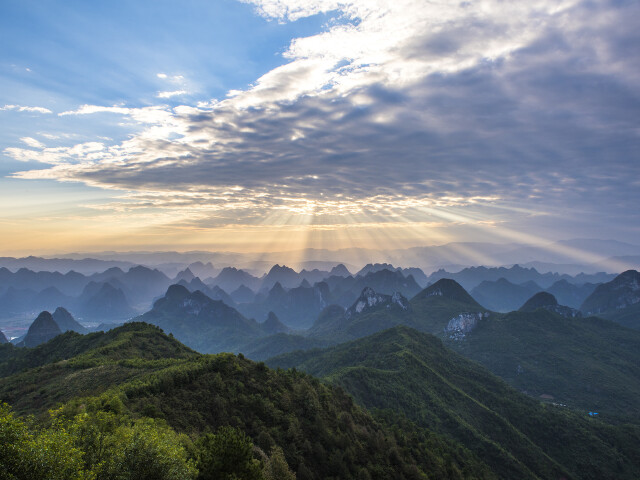 可360度纵观桂林城;豪情壮志,一览桂林市全景;尧山还是一个风水宝地
