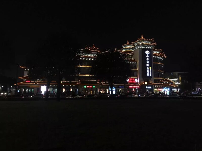 夜晚的西安街景,随处可见.