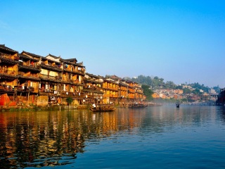 湖南鳳凰古城旅游要多少錢跟團(tuán)_去湖南鳳凰古城旅游怎么走_(dá)湖南鳳凰古城旅游花多少錢