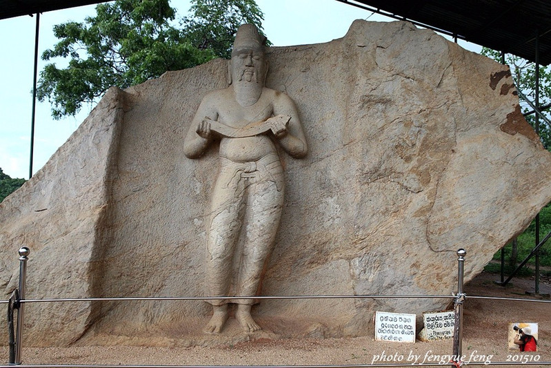 雕于12世纪的波洛罗摩婆诃一世石像(statue of parakramabahu i)