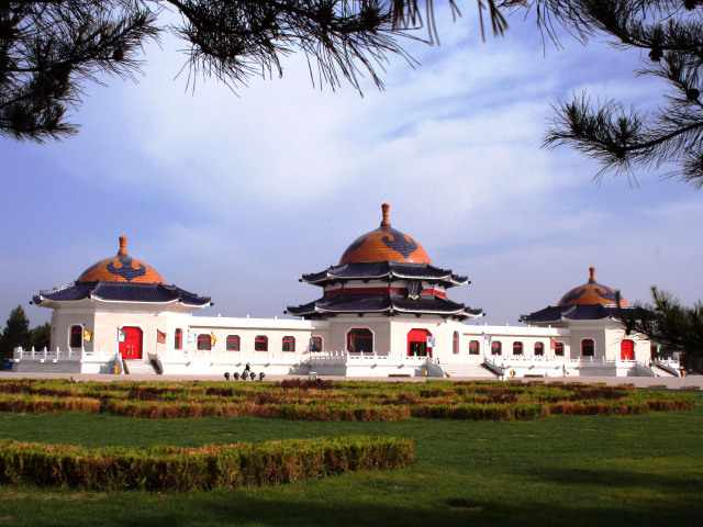 <希拉穆仁草原-原始大漠-成吉思汗陵双飞5日游